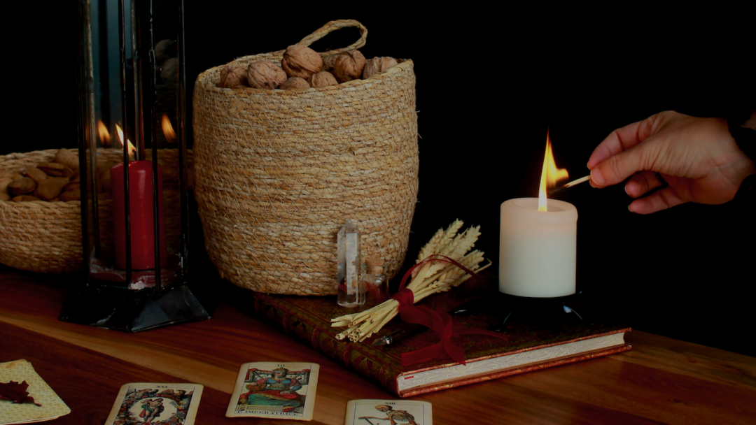 ritual con nueces y cartas de tarot