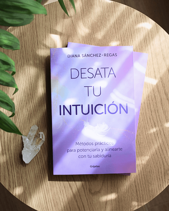 Libro Desata tu intuición Libro "desata tu intuición, sobre mesa con cristal de cuarzo